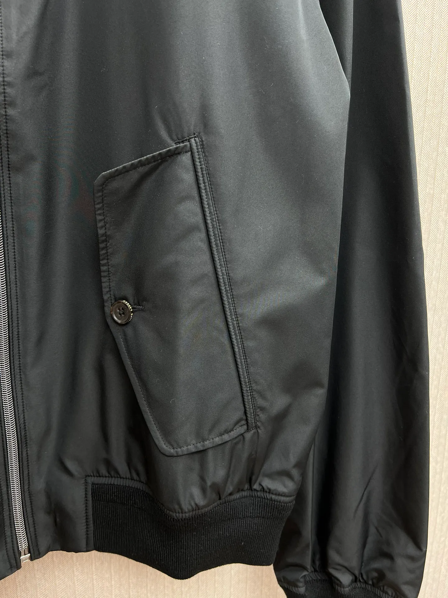 🅿️750 POLO 25ss new packable jacket. This jacket can be stored in its own jacket and can be hung on the luggage handle after being stored. It is ideal for travel. It is made of waterproof fabric and equipped with multiple pockets to store your regular supplies. Size: M.L.XL.XXL.